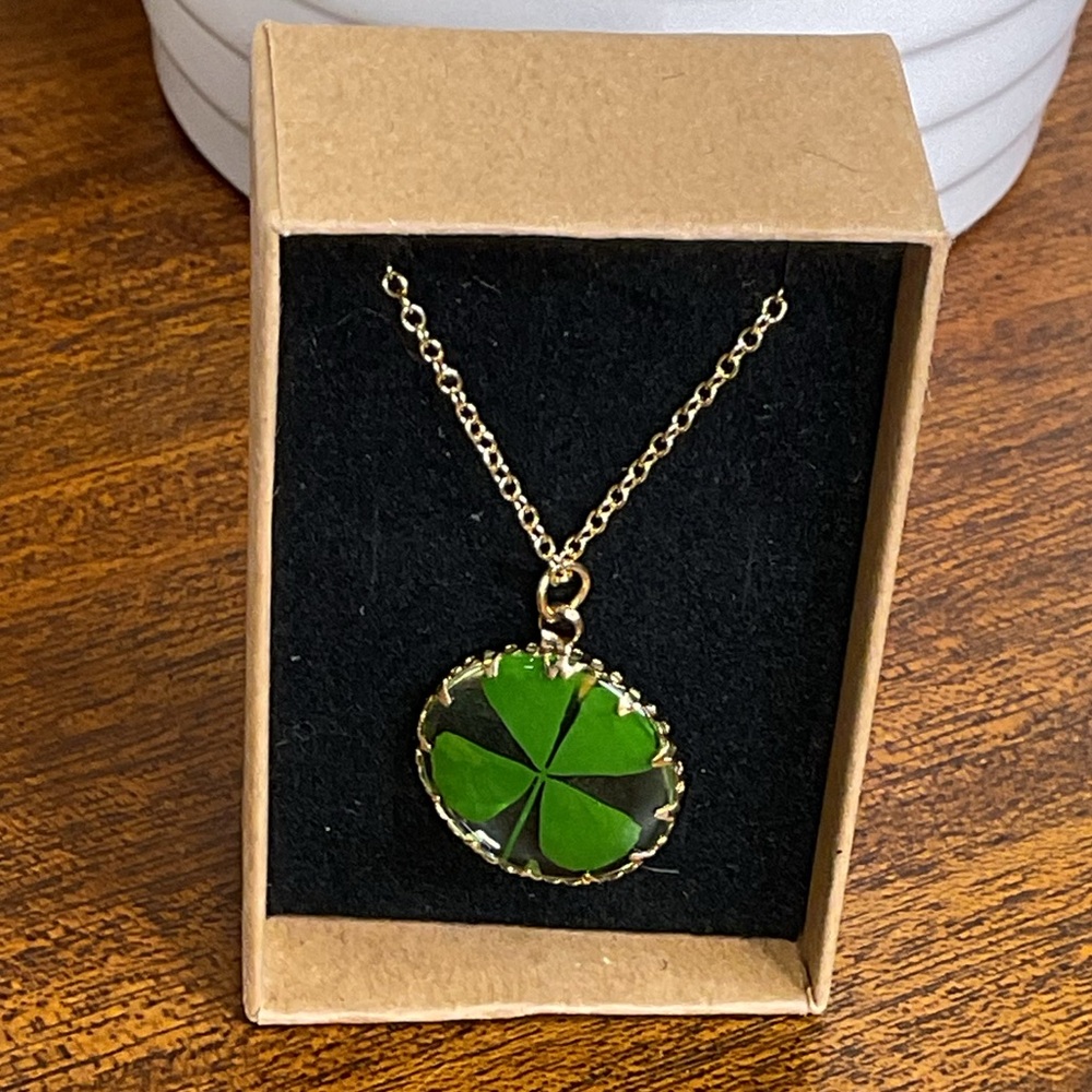 Four Leaf Clover 🍀 Pendant Necklace with Gold Toned Chain - Picture 2 of 6